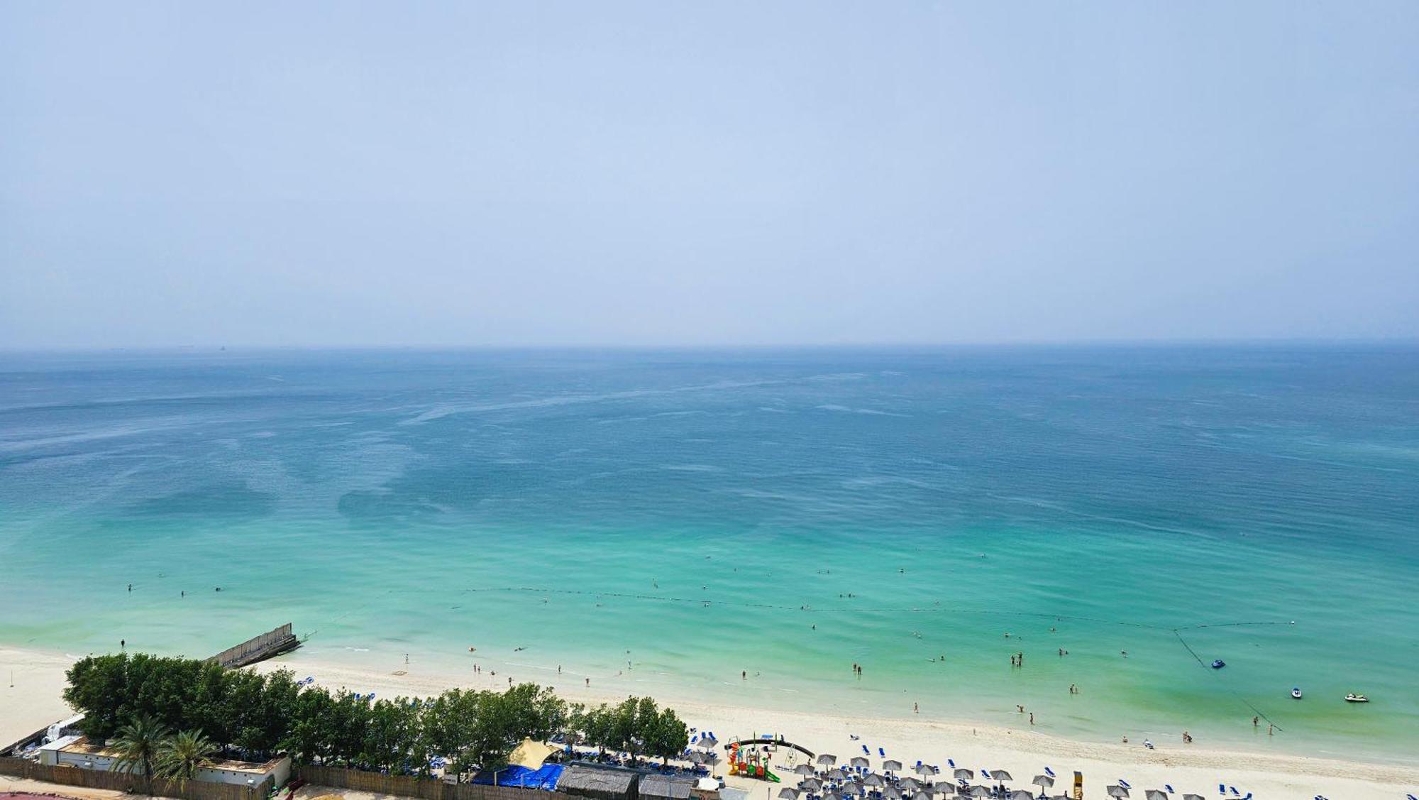 Wyndham Garden Ajman Corniche Hotel Bagian luar foto