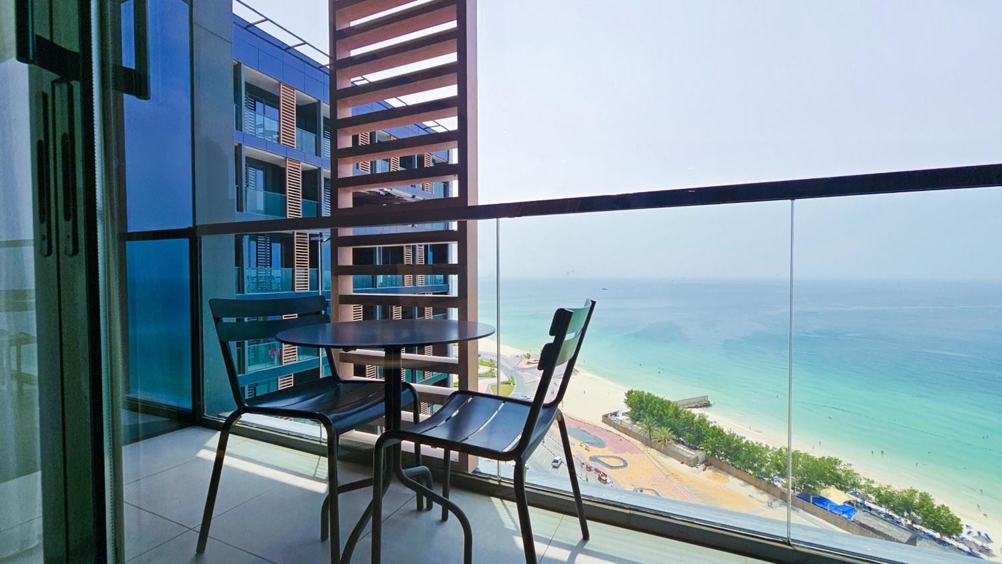 Wyndham Garden Ajman Corniche Hotel Bagian luar foto